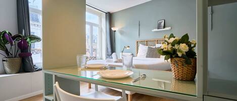 Iron/ironing board, internet, bed sheets