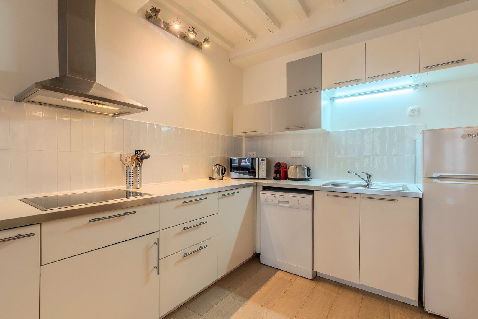 Réfrigérateur, micro-ondes, lave-vaisselle, cafetière/bouilloire