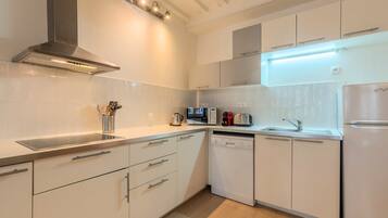 Réfrigérateur, micro-ondes, lave-vaisselle, cafetiÚre/bouilloire