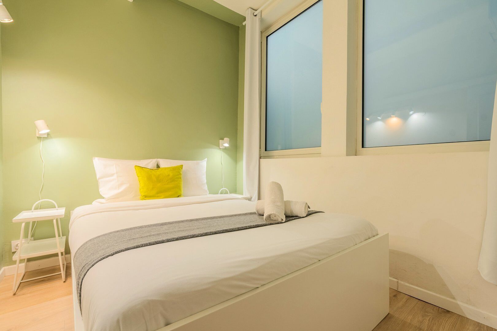 1 slaapkamer, een bureau, een strijkplank/strijkijzer, internet