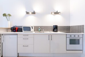 Frigorifero, microonde, forno, piano cottura