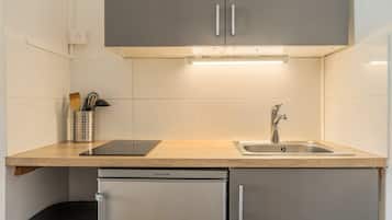 Een koelkast, een magnetron, een koffiezetapparaat/waterkoker