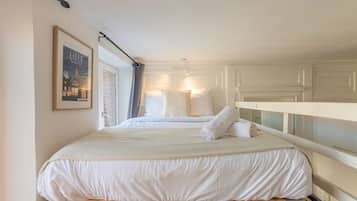 Een strijkplank/strijkijzer, internet, beddengoed