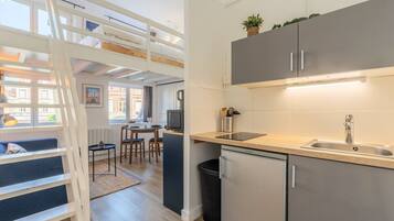 Een koelkast, een microgolfoven, een koffiezetapparaat/waterkoker