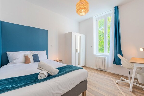 2 bedrooms, iron/ironing board, internet, bed sheets - 2 bedroom apartment near tram, CHR + parking (Roubaix)