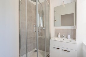 Shower, hair dryer, towels - 2 bedroom apartment near tram, CHR + parking (Roubaix)