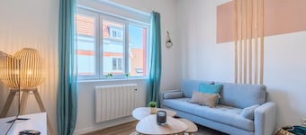2 bedroom apartment near tram, CHR + parking