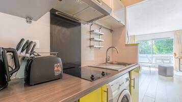 Réfrigérateur, micro-ondes, four, cafetiÚre/bouilloire