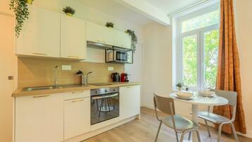 Réfrigérateur, micro-ondes, four, cafetiÚre/bouilloire