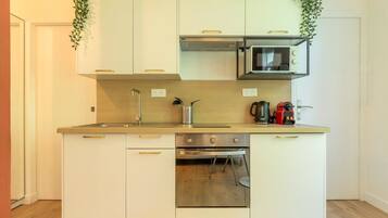 Réfrigérateur, micro-ondes, four, cafetiÚre/bouilloire