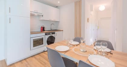1 bedroom apartment near tram, CHR + parking