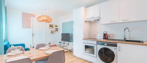 Refrigerador, microondas, horno y cafetera y tetera