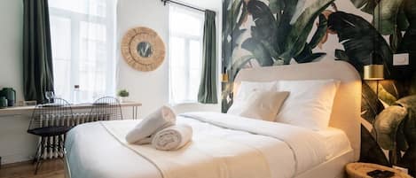 Skrivbord, strykjärn/strykbräda, internet och sängkläder