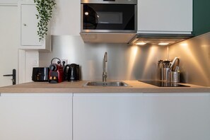 Kühlschrank, Mikrowelle, Wasserkocher mit Kaffee-/Teezubehör, Toaster