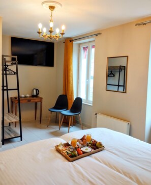 Comfort Double Room, 1 Queen Bed, Ensuite, Mountain View | Premium bedding, memory foam beds, laptop workspace, free WiFi - Rêve de la Vallée (Blesle)