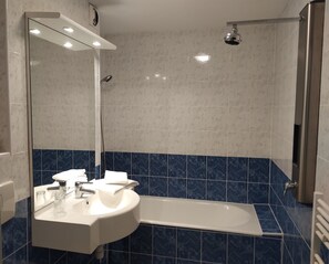 Hydromassage showerhead, free toiletries, hair dryer, towels - Rêve de la Vallée (Blesle)