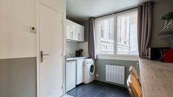 Réfrigérateur, micro-ondes, cafetière/bouilloire, chaise haute