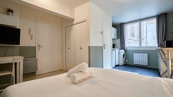 Bureau, fer et planche à repasser, accès Internet, draps fournis