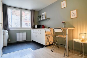 Réfrigérateur, micro-ondes, cafetiÚre/bouilloire