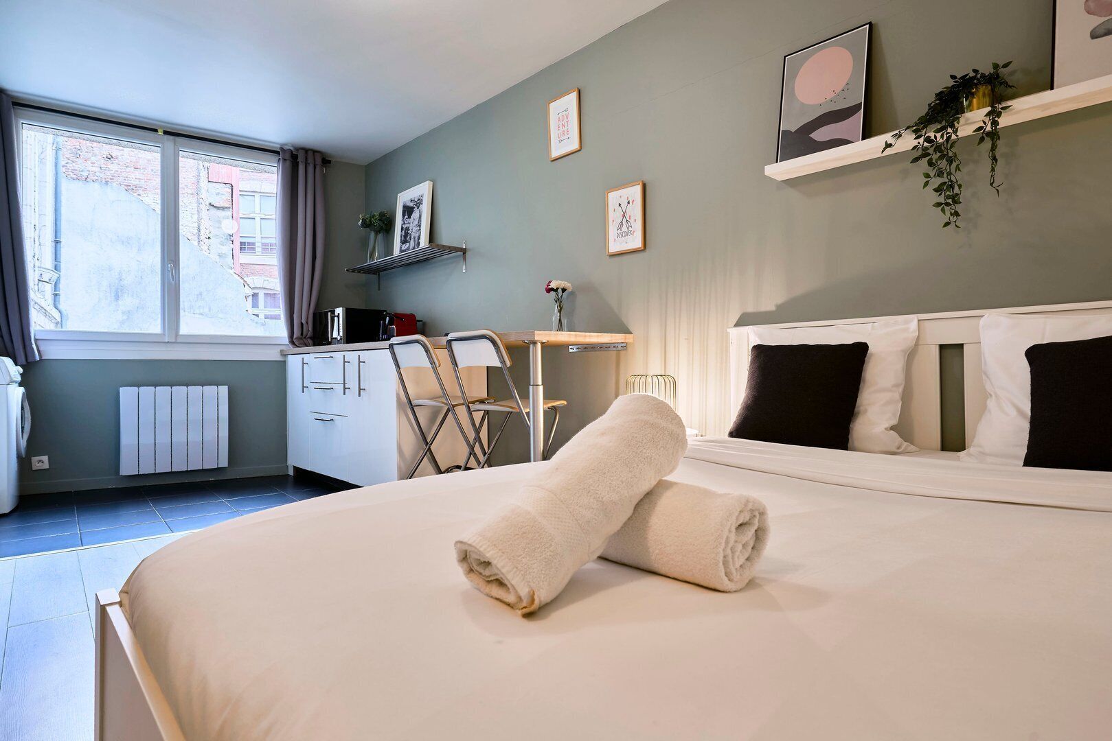 Escritorio, tabla de planchar con plancha, internet y ropa de cama 