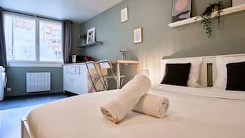 Een bureau, een strijkplank/strijkijzer, internet, beddengoed