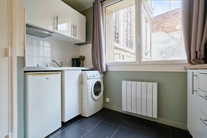 Kühlschrank, Mikrowelle, Wasserkocher mit Kaffee-/Teezubehör