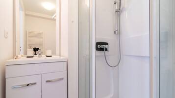 Een douche, een haardroger, handdoeken