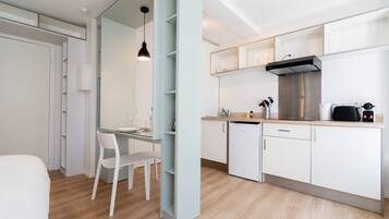 Réfrigérateur, micro-ondes, cafetiÚre/bouilloire