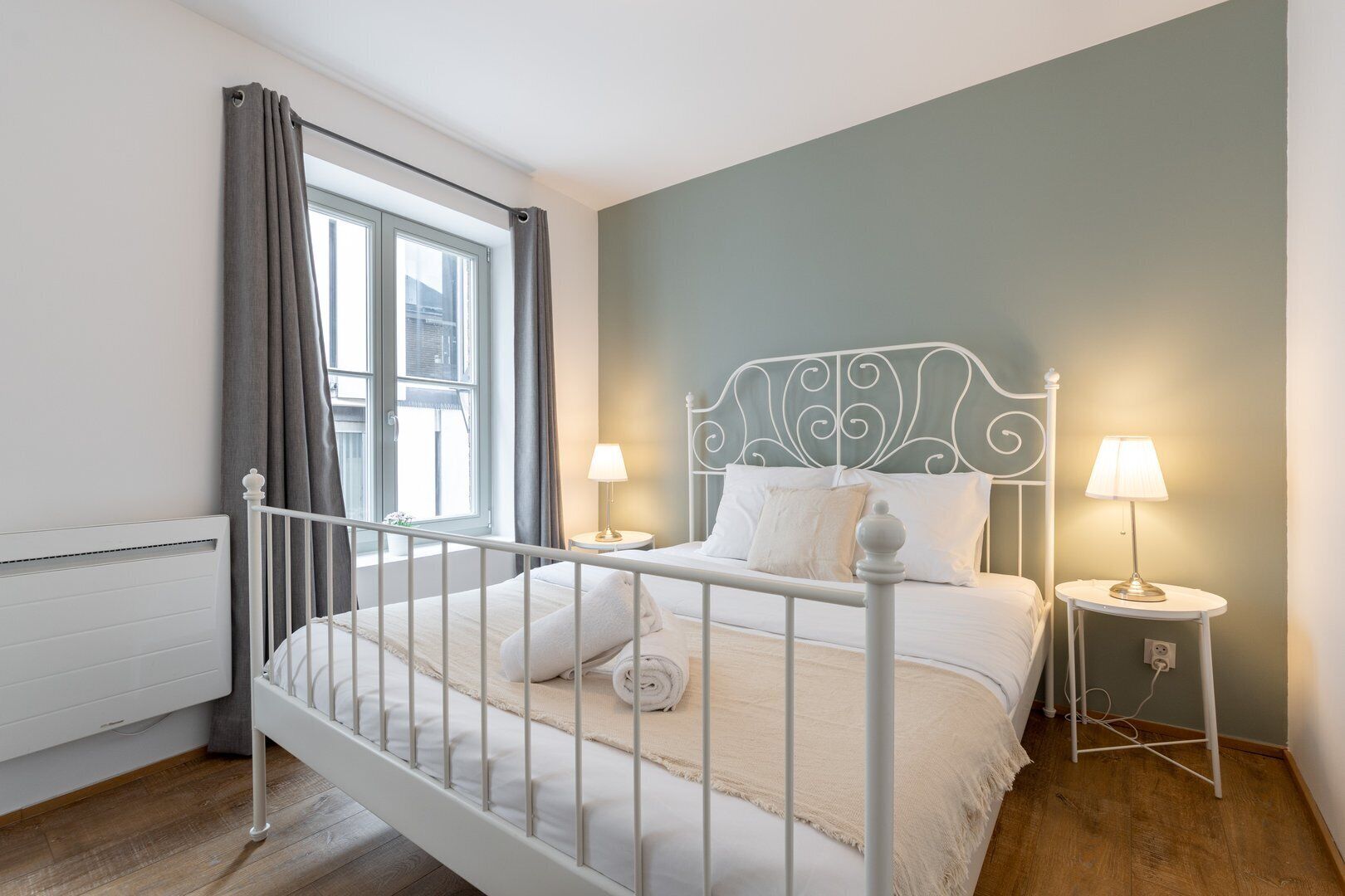 3 habitaciones, escritorio, tabla de planchar con plancha y internet 