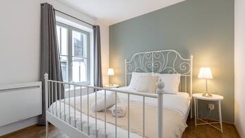 3 habitaciones, escritorio, tabla de planchar con plancha y internet