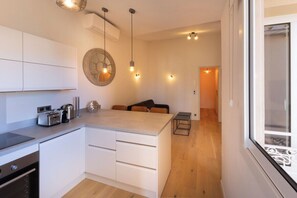 Fridge, oven, dishwasher, coffee/tea maker