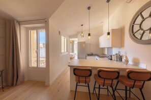 Een koelkast, een oven, een vaatwasser, een koffiezetapparaat/waterkoker