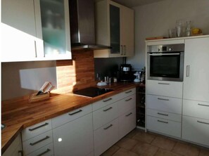 Frigorífic, placa de cuina, rentaplats i cafetera i tetera 