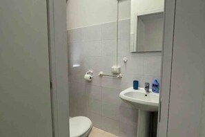 Shower, hair dryer, bidet, towels - Frida 147. (Milano)