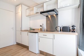 Fridge, microwave, stovetop, coffee/tea maker - Lille Hypercentre/Railway stations-equipped studio (Lille)