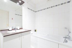 Hair dryer, towels - One bedroom bright apartment with loggia & parking (Lille)