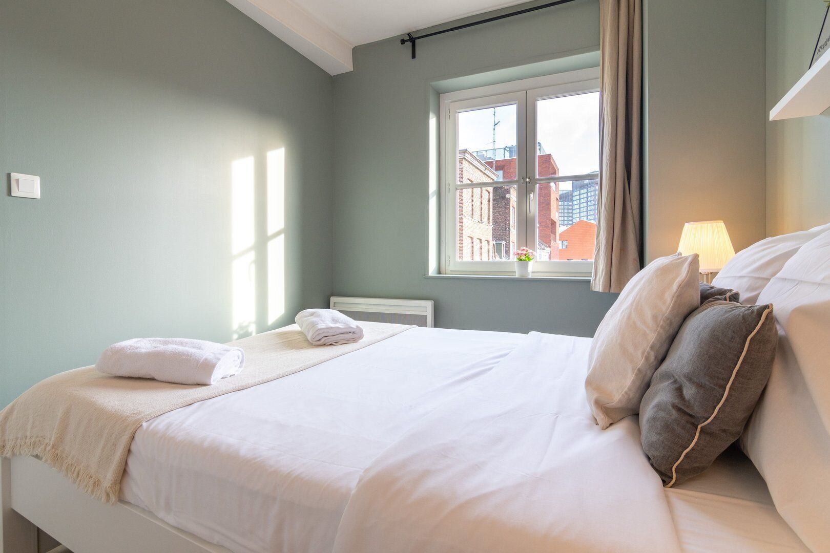 1 habitación, escritorio, tabla de planchar con plancha y internet 