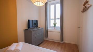 2 habitaciones, tabla de planchar con plancha, internet y ropa de cama