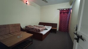 Deluxe Double Room | Soundproofing, iron/ironing board, free WiFi - Tanveer Hotel (Murree)