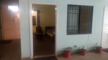 Sistema de insonorización, tabla de planchar con plancha y wifi gratis