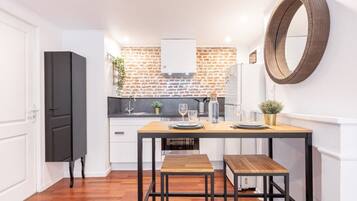 Réfrigérateur, micro-ondes, four, cafetiÚre/bouilloire