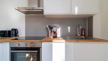 Microondas, horno, cafetera y tetera y periquera