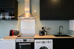 Kühlschrank, Mikrowelle, Ofen, Herdplatte