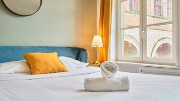 Een bureau, een strijkplank/strijkijzer, internet, beddengoed