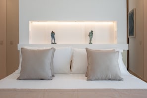 Habitación Deluxe, balcón, vistas al mar | Tabla de planchar con plancha y wifi gratis