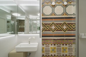 Shower, rainfall showerhead, towels - Sopramonte Exclusive Rooms (Capri)