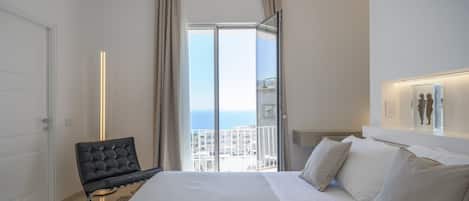 Deluxe Room | Iron/ironing board, free WiFi