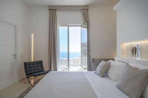 Habitación superior, balcón, vistas al mar | Tabla de planchar con plancha y wifi gratis