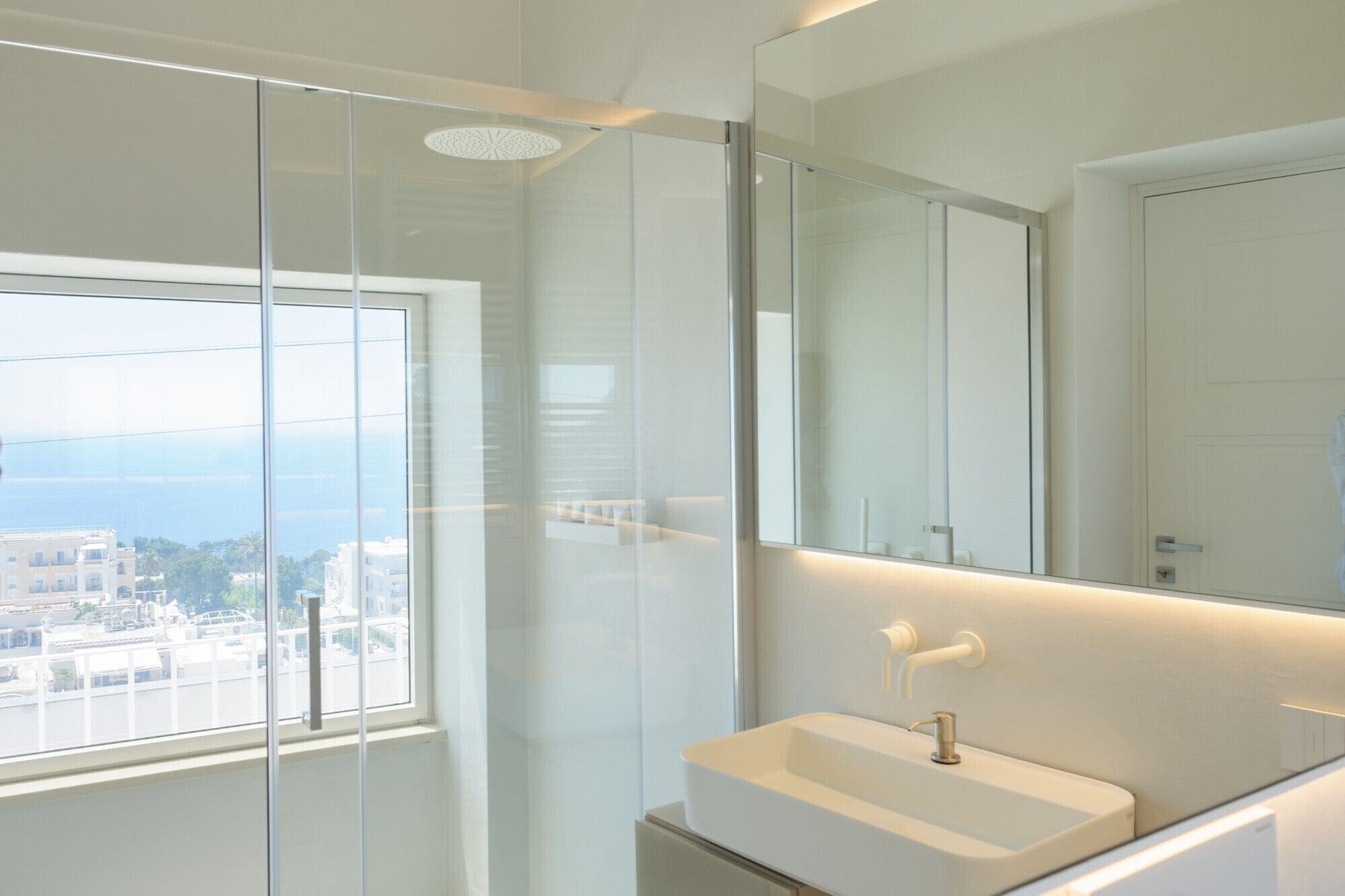 Superior kamer, balkon, uitzicht op zee | Badkamer | Een douche, een regendouche, handdoeken