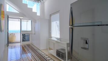 Habitación Deluxe, balcón, vistas al mar | Tabla de planchar con plancha y wifi gratis